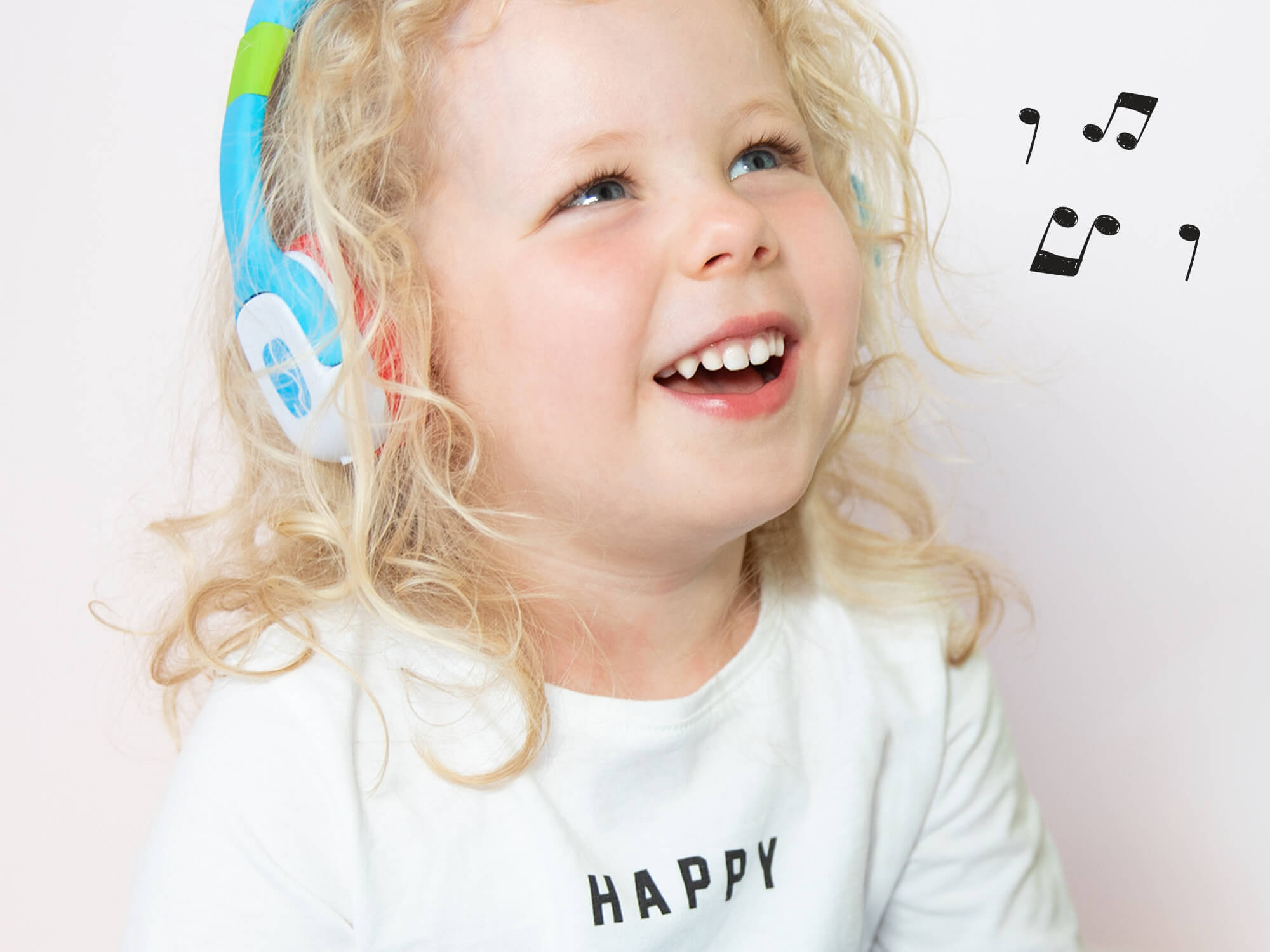 Kind hört Hörspiele und Hörbücher mit seinem Kinder TechniFant Audioplayer