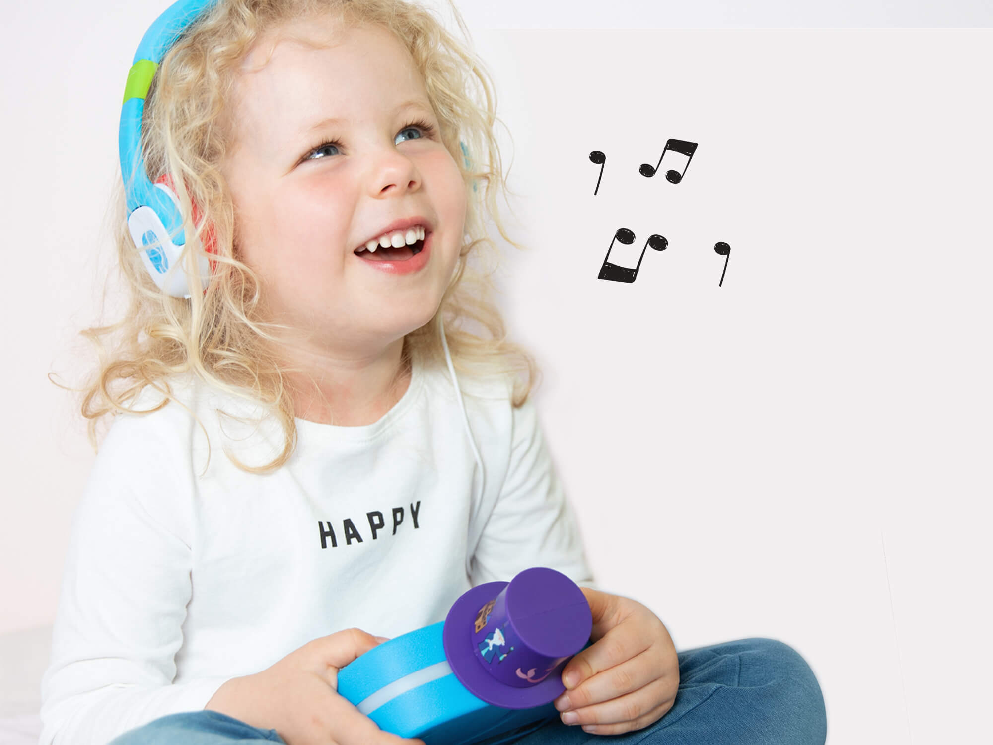 Kind hört Hörspiele und Hörbücher mit seinem Kinder TechniFant Audioplayer